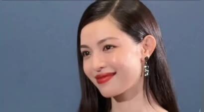 钟楚曦身穿湖绿色丝质礼裙优雅迷人