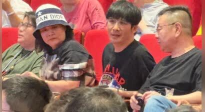 大张伟带经纪人妻子看呼兰脱口秀，女团腿抢镜，42岁仍是发量王者