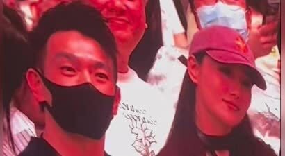 张馨予和老公在广州看演唱会，本人又白又美，何捷戴口罩像男明星