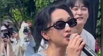周迅素颜在景区被偶遇，又瘦又黑像路人，看起来比实际年龄老十岁