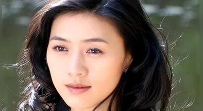 苦追陆毅多年被弃？嫁豪门16年，爹瘫妈死夫去世，如今她怎么样了