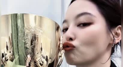 威尼斯影后辛芷蕾发亲吻奖杯照片回应拿奖：感恩所有；演员李冰冰、高叶发文祝贺辛芷蕾