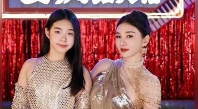 偷鸡不成蚀把米，没等张伦硕替黄奕女儿辩解，自己却先被扒个底朝天