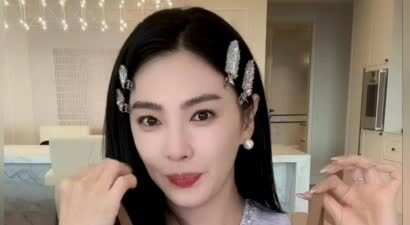 娱乐圈大萧条时代开启，张雨绮开始直播卖内衣，大秀好身材