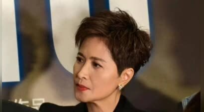 著名演员邵美琪罕见露面，60岁的她留着短发，身穿帅气黑西装，颜值依然能打