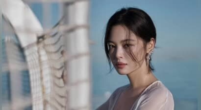 辛芷蕾一袭白衣海边回眸 气质沉静温柔笑容充满生命力
