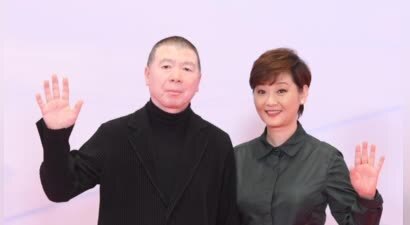 58岁徐帆美国庆生，冯小刚为爱妻唱生日歌，养女吐槽吃顿饭三小时