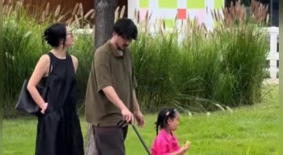 偶遇王传君和老婆带娃散步，齐溪打扮精致漂亮，他像是“流浪汉”