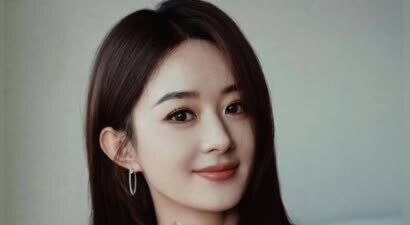 赵丽颖穿白色V领露背马甲性感迷人
