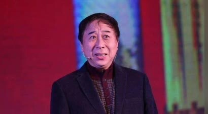 一手王炸打稀烂！67岁的曲协主席冯巩，终于看清他和郭德纲之间差距