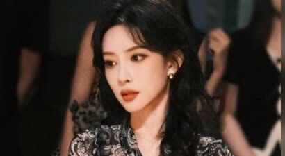 孟子义穿法式衬衫气质温婉 甜美公主置身浪漫花丛