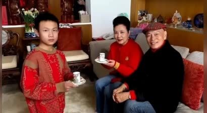 77岁还能压轴上央视春晚，无儿无女却依然有一屋子人给她磕头拜年