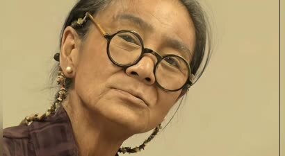 65岁刘雪华模样大变，眉毛变淡老年斑唇无肉，45岁殷桃直呼认不出