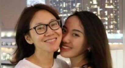 54岁闫妮做梦也没想到，自己27岁女儿，如今已经开始为她争光了