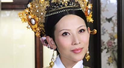蔡少芬庆祝52岁生日，三个孩子齐出镜！女儿都像妈，儿子像张晋
