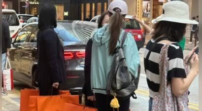 李嘉欣现身香港豪购！此前曝月领200万生活费，真·阔太日常