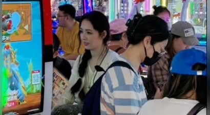 41岁郭碧婷罕见露面，扎麻花辫显嫩！在商场打电玩上瘾不肯离开！