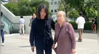 89岁李明启现身北京医院看病，打扮干净整洁，弓着背走路显苍老