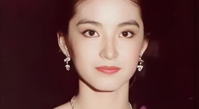 相爱20年难抵残酷现实，79岁秦汉老态龙钟，而70岁林青霞风韵犹存