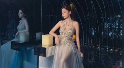 迪丽热巴蓝白裙造型高贵优雅