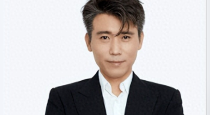 刚红就塌了？50岁李乃文装可爱惹老总不耐烦，评论区翻车恶评如潮