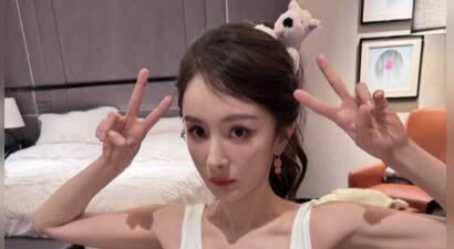 杨幂穿背心健身展露性感身材曲线