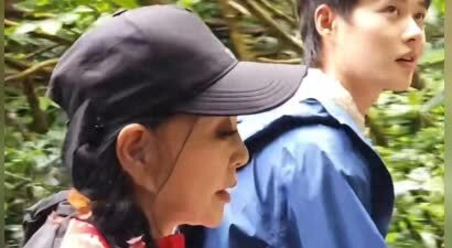 黔灵山雨中偶遇刘晓庆70岁爬楼梯没人扶红衣杀疯全场