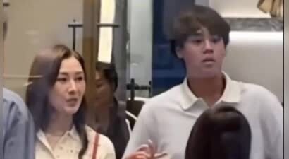李嘉欣陪儿子逛商场被偶遇 儿子优越身高抢镜