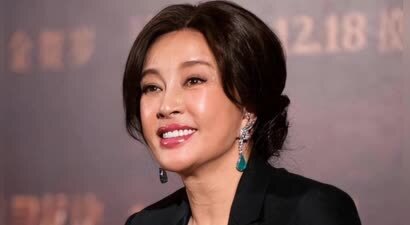 世纪大和解？74岁刘晓庆手臂受伤、打石膏录节目，宁静贴心牵她手