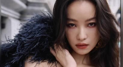 倪妮米兰造型美神降临！亮片羽毛裙冷艳又迷人