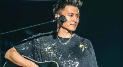 锋菲又撒糖！谢霆锋吉他惊现王菲同款纹身图案