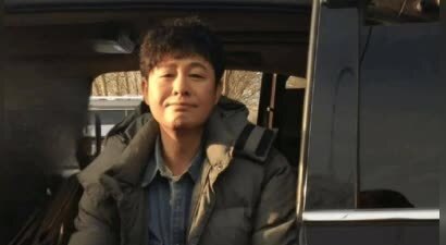 消失200天后，张颂文高调现身：住大杂院，摆满废品，满地落叶...网友：怎么变成这样了？