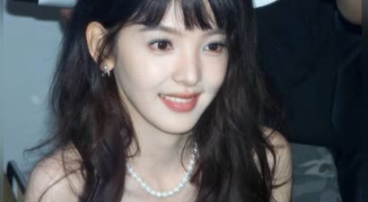 章若楠蓝色抹胸造型甜度满分！珍珠项链点缀尽显灵动少女感