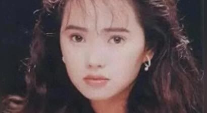 14年恋爱，9年婚姻，41岁离婚带娃，47岁再嫁，如今她被宠成公主