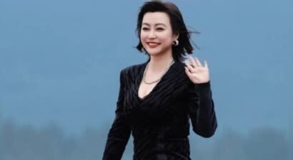 国际电影周红毯，被“土里土气”的郝蕾惊艳，不穿暴露礼服却艳压全场