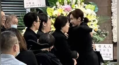 黎姿带父母现身姑妈黎宣追思会：扶着年迈父亲，护着坐轮椅的弟弟