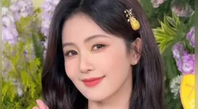 白鹿穿淡黄长裙清新亮相 托腮微笑俏皮又甜美