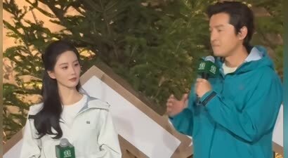 43岁胡歌与38岁刘诗诗罕见同框，一个含情脉脉，一个不敢直视对方