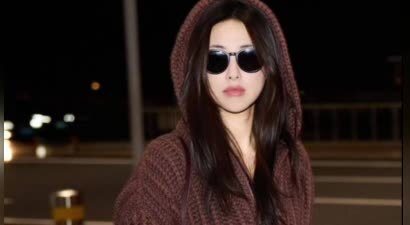 朱珠启程米兰时装周 红色外套搭牛仔裤慵懒时尚