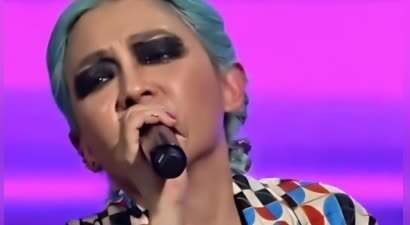 48岁范晓萱演唱会大变样，穿睡衣，化着熊猫妆，她怎么变成这样了