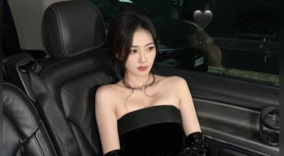 白鹿黑色抹胸礼服优雅贵气 车内摆拍氛围感十足