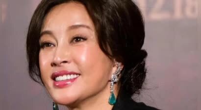 钱再多有什么用？75岁无儿无女的刘晓庆，给情绪崩溃的费翔提了醒