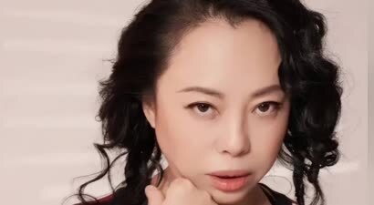 57岁惊艳回春！三婚三离的“最丑天后”黄绮珊，逆风翻盘美成黄姐