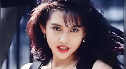 岁月从不败美人，57岁邱淑贞现身普陀山，身材苗条双腿细长状态好