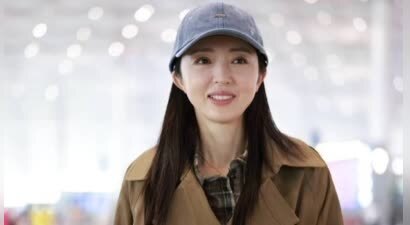 董璇独自现身首都机场！一袭卡其色风衣气场全开