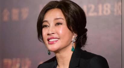 74岁老戏骨刘晓庆坦言 ：以为我没孩子没老公就可怜？我过得很滋润