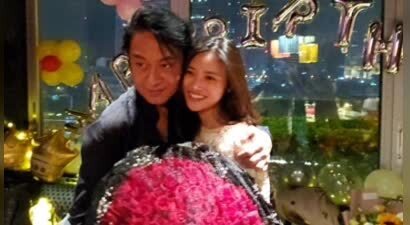 马景涛小26岁女友秀恩爱，办公桌摆放俩人甜蜜合照，完全被他迷住 2025-09-30 11:04·八怪娱