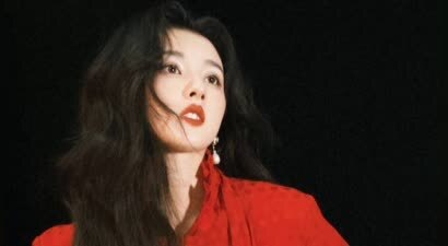 宋祖儿化身雪中独绽冷艳玫瑰！托腮凝眸定格冬日故事感