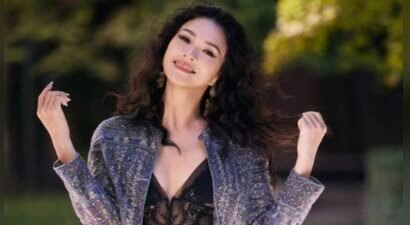 章子怡亮相米兰时装周，晒黑丝透视吊带美照，性感吸睛超抢镜