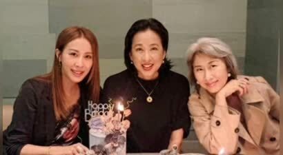 叶蒨文为67岁朱玲玲庆生，一头白发真实自然，两人年逾60仍显年轻